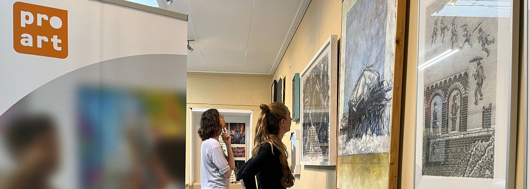 Bezoekers bewonderen kunstwerken tijdens Pro Art Laat zien expositie - Lokale kunst galerij in Nijmegen